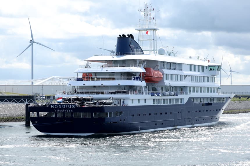 El crucero MV Hondius atraca en el puerto de Rotterdam para ser desinfectado tras el reciente brote de hantavirus, el 18 de mayo de 2026 en Rotterdam, Países Bajos. (Omar Havana/Getty Images)