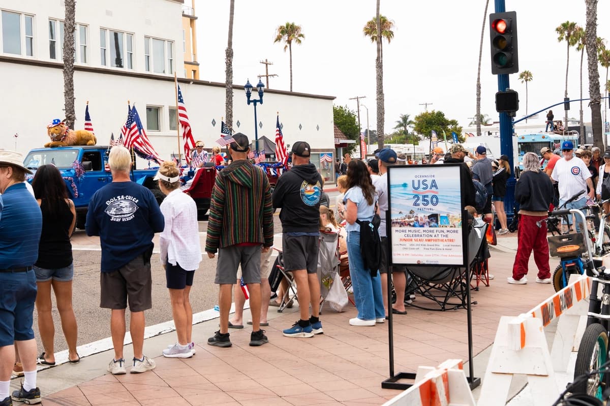Espectadores observan un desfile del Día de la Independencia en Oceanside, California, el 27 de junio de 2026. (Jane Yang/The Epoch Times)
