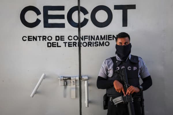 <em>Un guardia de prisión vigila el perímetro interior del CECOT (Centro de Confinamiento del Terrorismo), donde permanecen encarcelados miles de presuntos pandilleros, el 15 de diciembre de 2025, en Tecoluca, El Salvador. El CECOT ganó notoriedad en 2025, cuando la administración Trump comenzó su controvertida política de deportar a El Salvador a presuntos miembros de la organización criminal venezolana Tren de Aragua y de la Mara Salvatrucha (MS-13), una pandilla cuyos integrantes han sido históricamente salvadoreños. (Foto de John Moore/Getty Images)</em>
