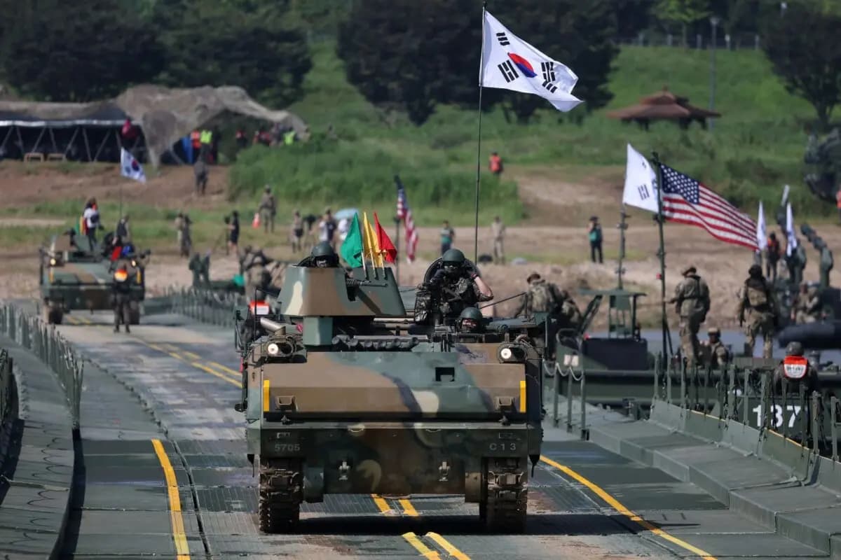 <em>Soldados estadounidenses de la 2.ª División de Infantería y soldados surcoreanos participan en un ejercicio de cruce de río como parte del ejercicio Ulchi Freedom Shield en Yeoju-gun, Corea del Sur, el 27 de agosto de 2025. (Chung Sung-Jun/Getty Images).</em>