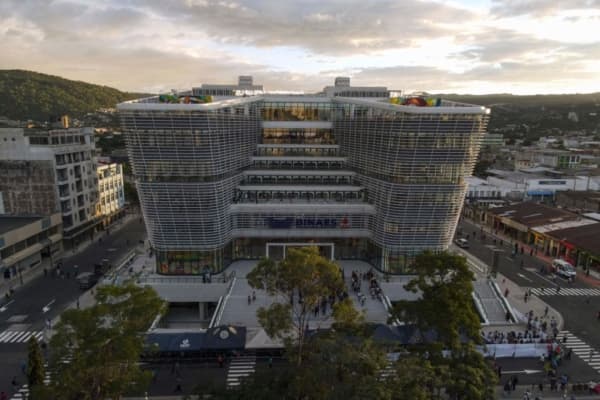 <em>La nueva Biblioteca Nacional de El Salvador, en el centro histórico de San Salvador, el 15 de noviembre de 2023. El presidente Nayib Bukele inauguró el martes la nueva Biblioteca Nacional de El Salvador (Binaes), un importante proyecto financiado y construido por China. (Marvin Recinos/AFP vía Getty Images)</em>
