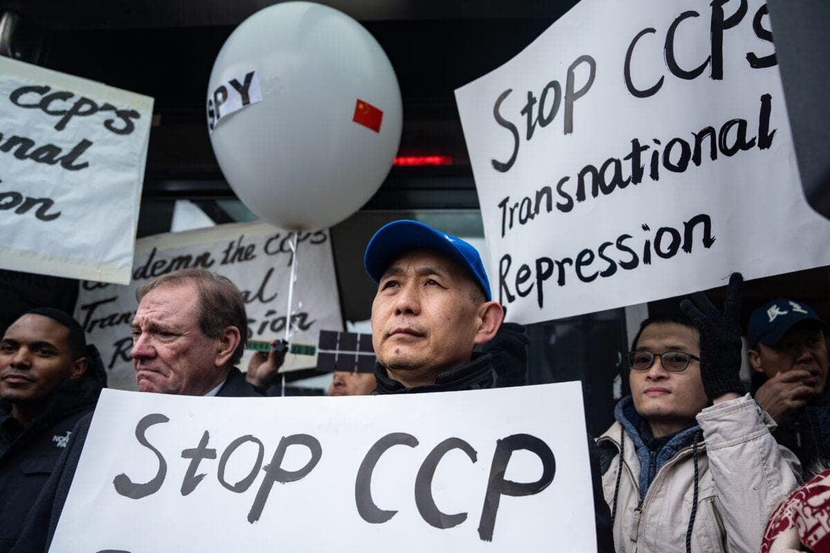Disidentes chinos se concentran frente a la Asociación Americana ChangLe para denunciar la represión transnacional de Beijing, en la ciudad de Nueva York, el 25 de febrero de 2023. En el interior del edificio de la asociación se encuentra una comisaría de policía china en el extranjero, ahora cerrada. (Samira Bouaou/The Epoch Times).