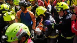 Rescatan vivo a guardia venezolano tras 8 días bajo los escombros por los terremotos
