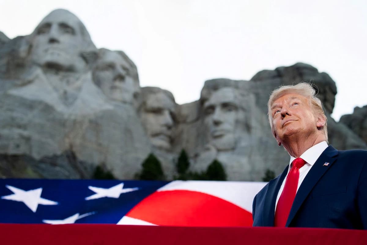 El presidente Donald Trump llega a los eventos del Día de la Independencia en el Monumento Nacional del Monte Rushmore, en Keystone, Dakota del Sur, el 3 de julio de 2020. (Saul Loeb/AFP vía Getty Images)