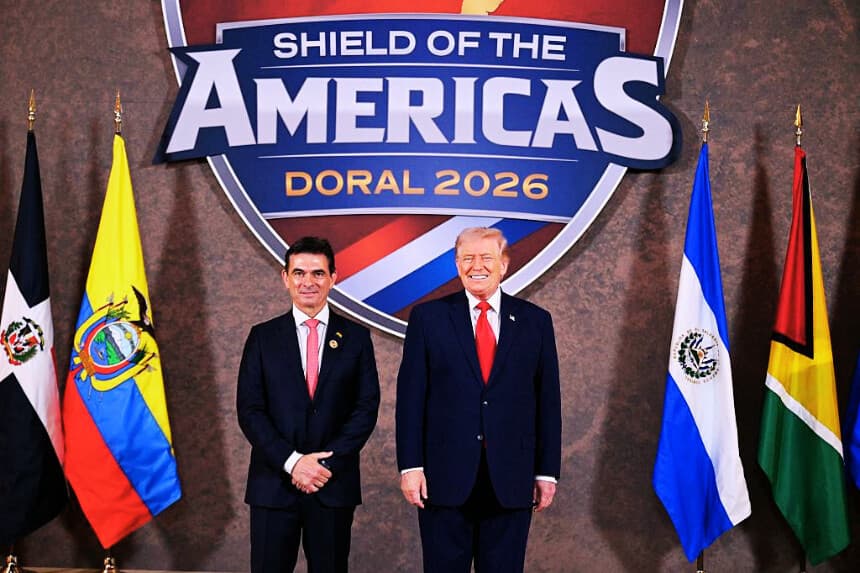El presidente de EE. UU., Donald Trump, y el presidente de Bolivia, Rodrigo Paz Pereira (izquierda), posan para una foto al inicio de la Cumbre «Escudo de las Américas» en el Trump National Doral de Miami, Florida, el 7 de marzo de 2026. (SAUL LOEB / AFP vía Getty Images)