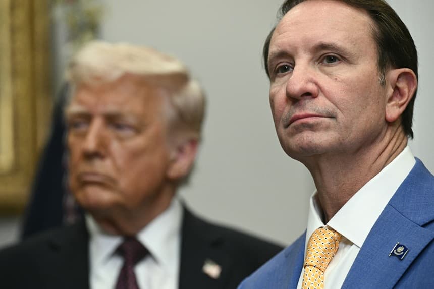 (De izquierda a derecha) El presidente de EE. UU., Donald Trump, y el gobernador de Luisiana, Jeff Landry, asisten a un evento con ejecutivos de Hyundai en la Sala Roosevelt de la Casa Blanca, en Washington, D.C., el 24 de marzo de 2025. (BRENDAN SMIALOWSKI/AFP vía Getty Images)