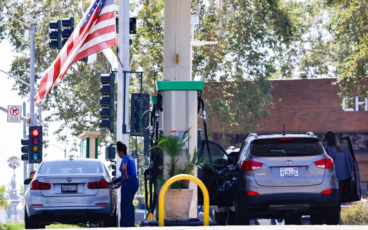 Una bandera estadounidense ondea en una gasolinera en Arcadia, California, el 11 de mayo de 2026. (Mario Tama/Getty Images)
