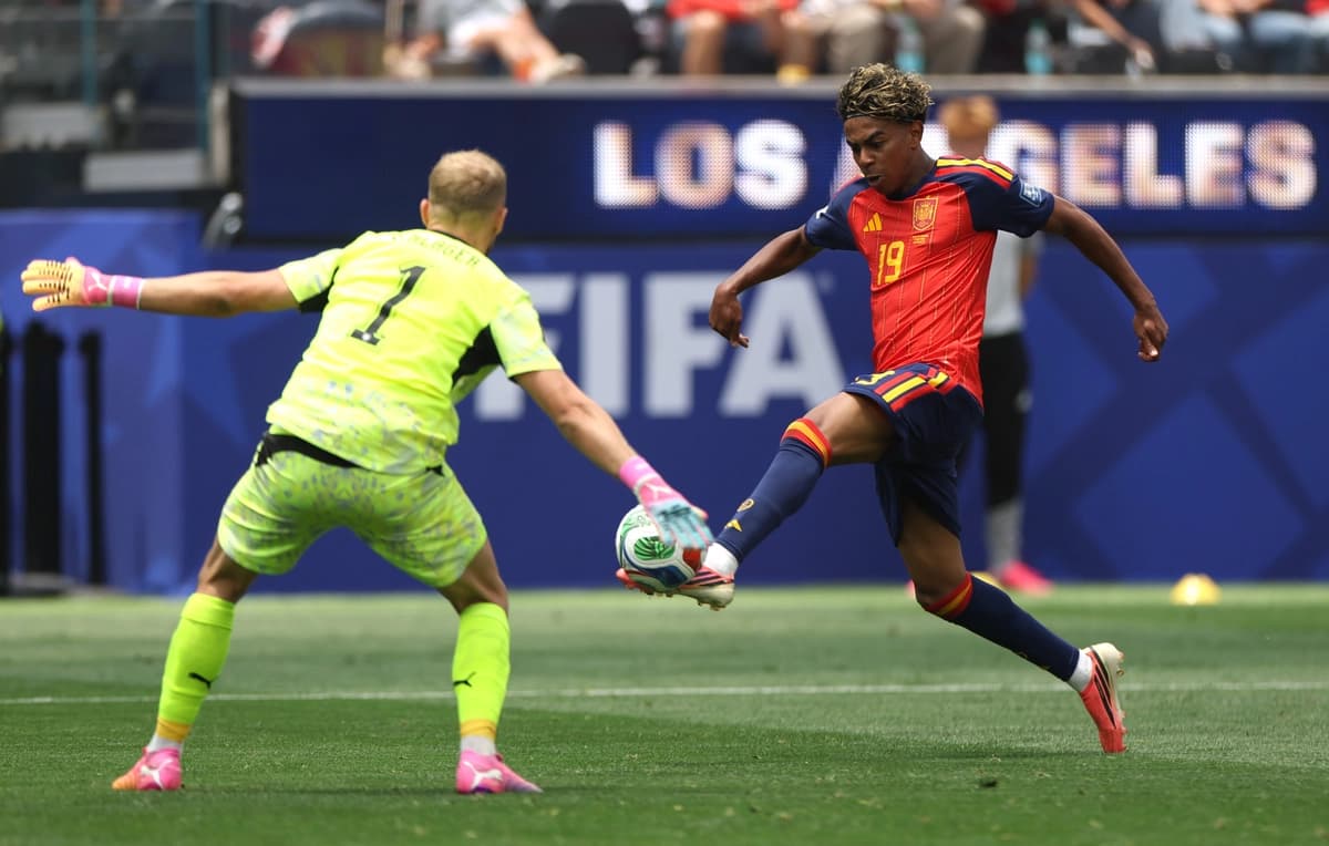 Lamine Yamal, número 19 de España, dispara a la portería durante el partido de dieciseisavos de final de la Copa Mundial de la FIFA 2026 entre España y Austria en el Estadio de Los Ángeles en Inglewood, California, el 2 de julio de 2026. (Foto de Harry How/Getty Images).