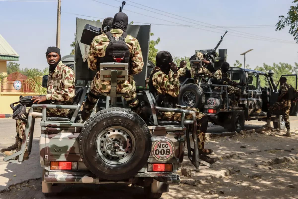 Soldados nigerianos se preparan para patrullar durante la visita del jefe del Estado Mayor de la Defensa de Nigeria, el general Olufemi Oluyede, al cuartel general de la Fuerza de Tarea Conjunta del Comando de Teatro en Maiduguri el 18 de marzo de 2026. (Audu Marte/AFP vía Getty Images)