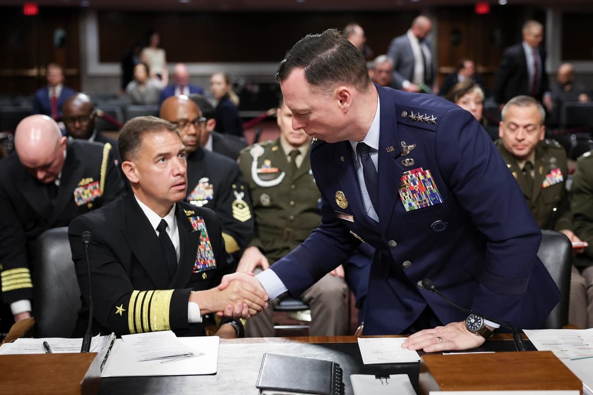 El comandante del Comando de Estados Unidos para África (AFRICOM), el general de la Fuerza Aérea Dagvin Anderson (derecha), se da la mano con el comandante del Comando Central de Estados Unidos (CENTCOM), el almirante de la Armada Brad Cooper (izquierda), en el Capitolio de Washington, el 14 de mayo de 2026. (Win McNamee/Getty Images)