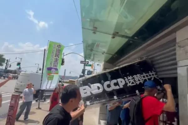 <em>Activistas chinos prodemocracia portan un ataúd simbólico frente al Consulado de China en Nueva York el 1 de julio de 2026, coreando "¡Abajo el Partido Comunista!" para expresar su oposición al Partido Comunista Chino y su esperanza de su eventual desaparición. (Cortesía de Jie Lijian).</em>
