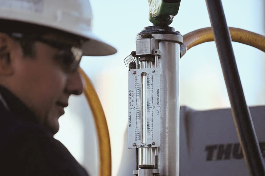 Un técnico del Ministerio de Energía y Minas revisa la calidad y los precios de los combustibles en una estación de servicio de la ciudad de Guatemala el 10 de marzo de 2026. (JOHAN ORDONEZ / AFP vía Getty Images)