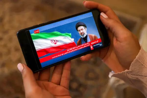 <em>Una mujer observa una transmisión televisiva emitida en nombre del líder supremo de Irán, Mojtaba Jamenei, en Teherán, el 26 de mayo de 2026. (Atta Kenare/AFP vía Getty Images).</em>