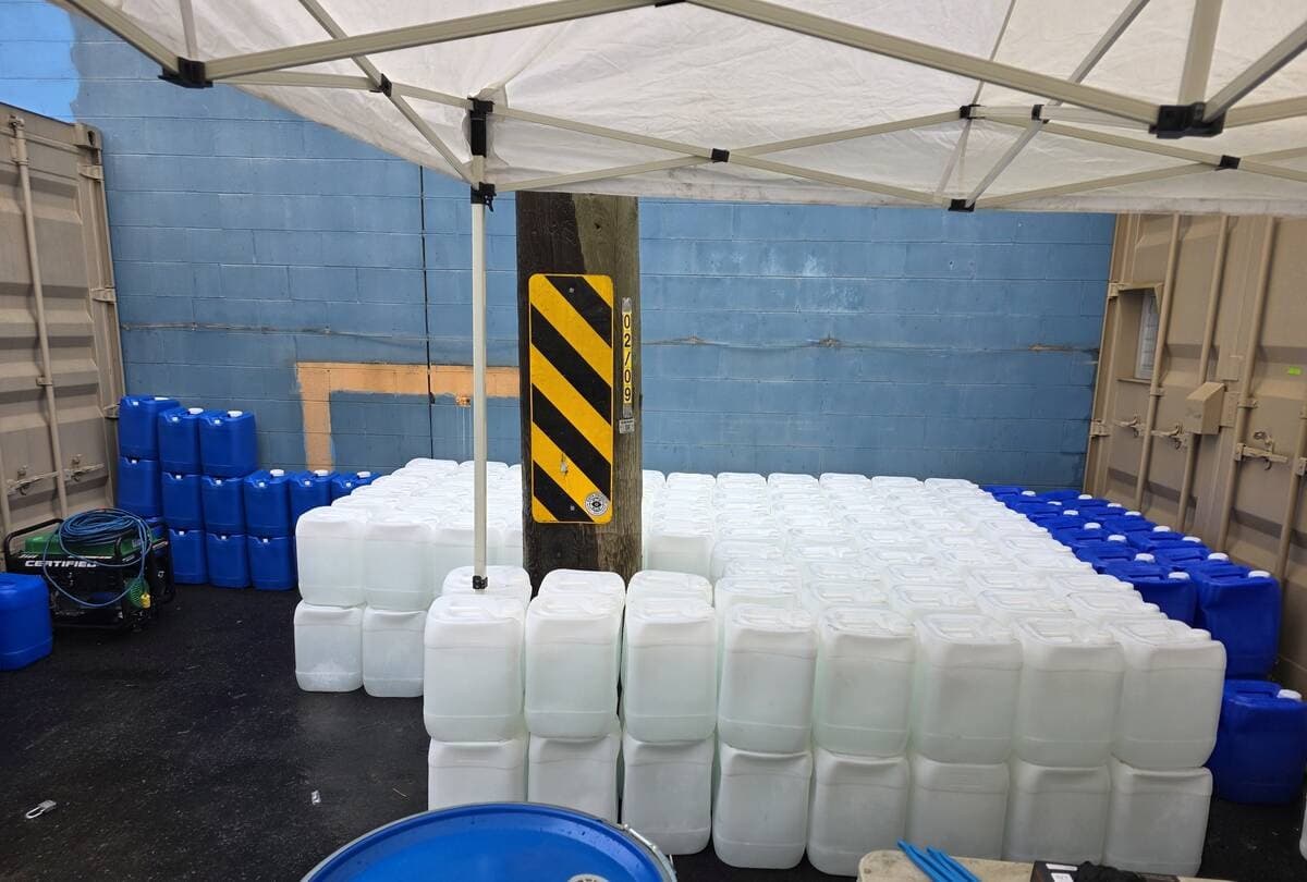 El Equipo de Lucha contra las Pandillas de la RCMP de Burnaby ha confiscado miles de kilogramos de precursores químicos ilegales como parte de una investigación. (Cortesía de la RCMP).
