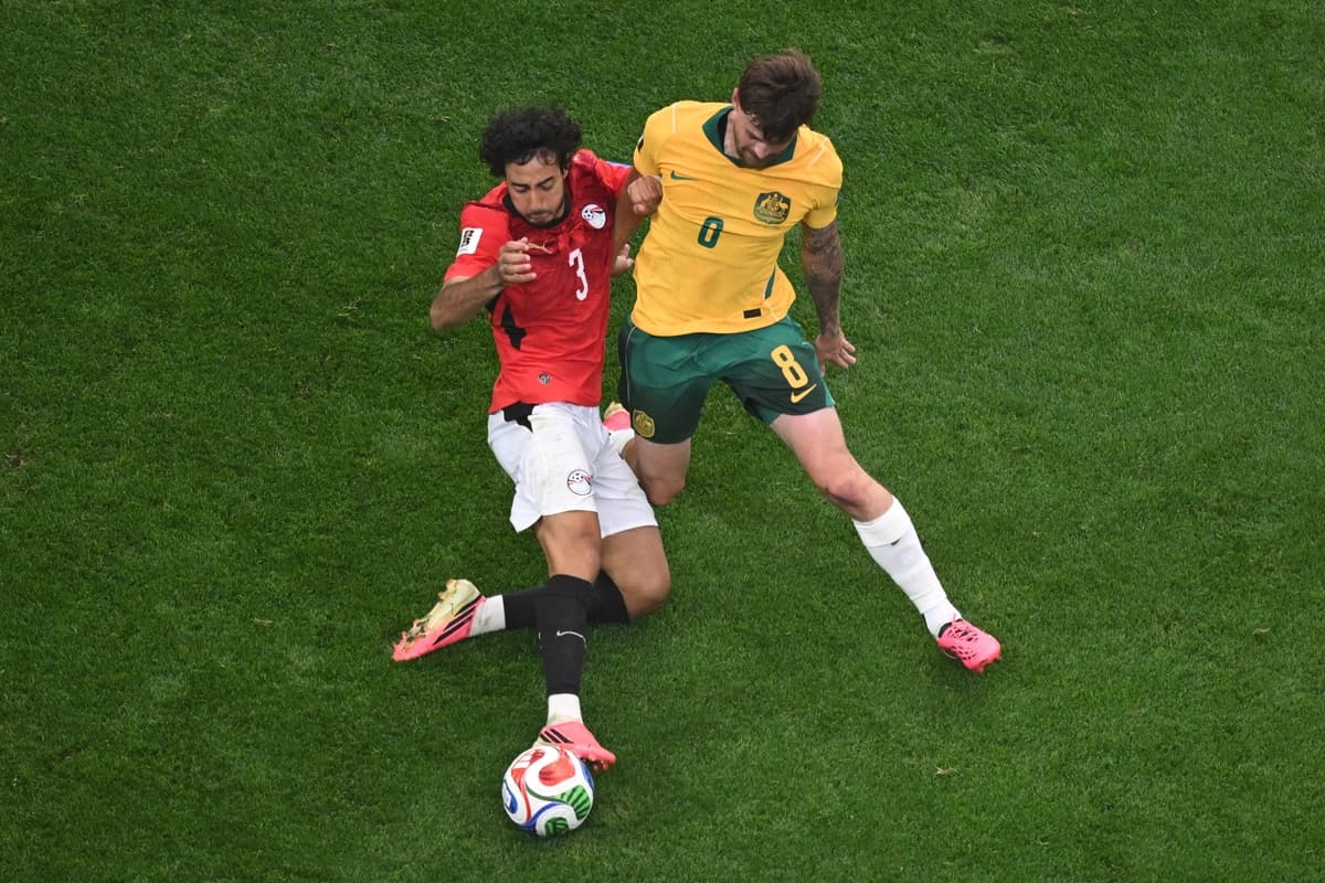 Mohamed Hany (3) de Egipto y Connor Metcalfe (8) de Australia luchan por el balón durante el partido de dieciseisavos de final de la Copa Mundial de Fútbol entre Australia y Egipto en Arlington, Texas, cerca de Dallas, el 3 de julio de 2026. (Jessica Tobias/AP)