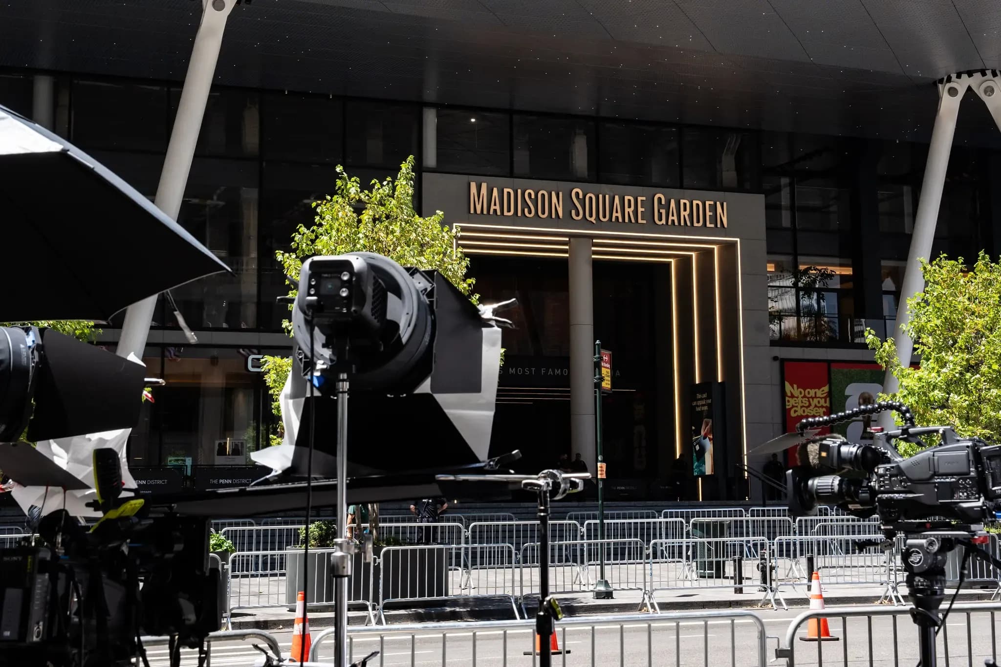 El área que rodea el Madison Square Garden antes de la boda de Taylor Swift y Travis Kelce en el Madison Square Garden de la ciudad de Nueva York el 3 de julio de 2026. (Samira Bouaou/The Epoch Times).