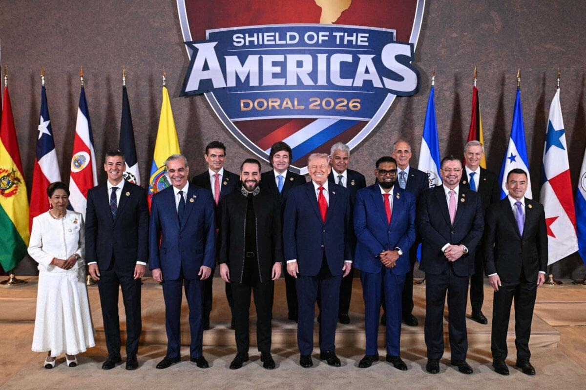 El presidente de Estados Unidos, Donald Trump (C), junto a (de izquierda a derecha), la primera ministra de Trinidad y Tobago, Kamla Persad-Bissessar; Santiago Peña, presidente de la República del Paraguay; Luis Abinader, presidente de República Dominicana; Rodrigo Paz Pereira, presidente de Bolivia; Nayib Bukele, presidente de El Salvador; Javier Milei, presidente de Argentina; José Raúl Mulino, presidente de Panamá; Mohamed Irfaan Ali, presidente de Guyana; Nasry "Tito" Asfura, presidente de Honduras; Rodrigo Chaves Robles, presidente de Costa Rica; José Antonio Kast, presidente electo de Chile; y Daniel Roy Gilchrist Noboa Azín, presidente de Ecuador, durante una fotografía grupal al inicio de la Cumbre "Escudo de las Américas" en Trump National Doral en Miami el 7 de marzo de 2026. (Saúl Loeb/AFP vía Getty Images)