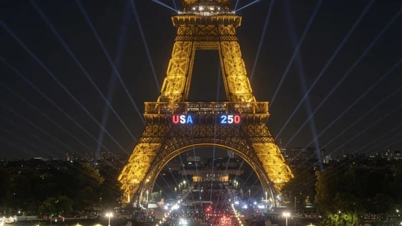 La Torre Eiffel se ilumina con "USA 250" mientras París celebra la Independencia de Estados Unidos