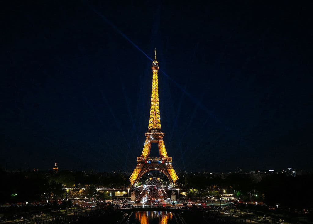 La Torre Eiffel durante un espectáculo de luces un día antes del 250 aniversario de la Declaración de Independencia de los Estados Unidos en París, el 3 de julio de 2026. (Dimitar DILKOFF / AFP vía Getty Images)