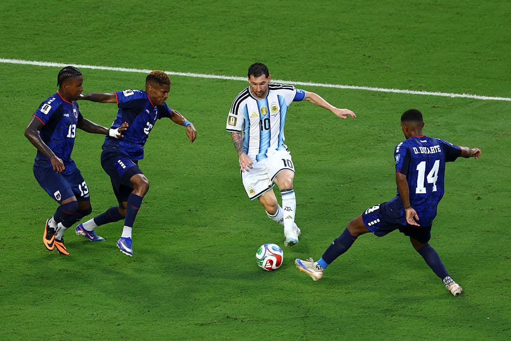 <em>Lionel Messi #10 de Argentina controla el balón bajo la presión de Sidny Lopes Cabral #13, Helio Varela #26 y Deroy Duarte #14 de Cabo Verde durante el partido de dieciseisavos de final de la Copa Mundial de la FIFA 2026 entre Argentina y Cabo Verde en el Miami Stadium el 3 de julio de 2026 en Miami Gardens, Florida. (Megan Briggs/Getty Images)</em>