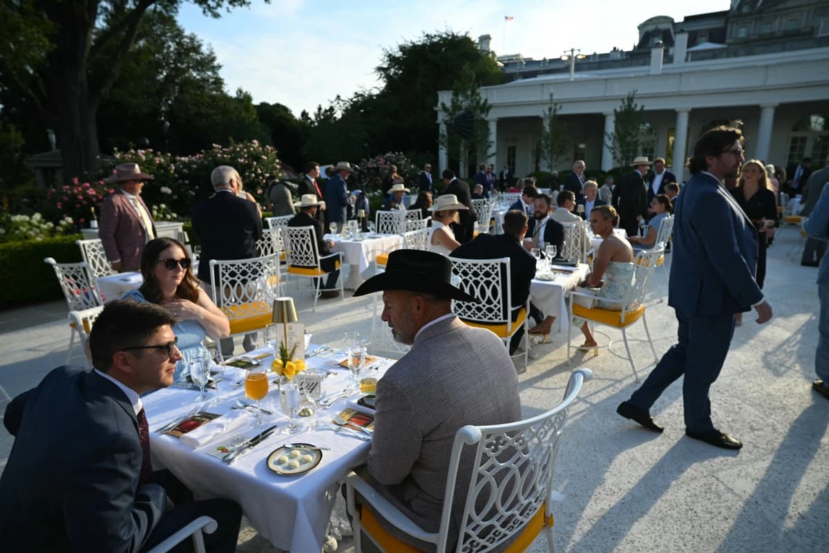 Los invitados asisten a una cena del Rose Garden Club, organizada por el presidente Donald Trump (fuera de cuadro) en honor a los agricultores estadounidenses en la Casa Blanca, el 25 de junio de 2026. Mandel Ngan/AFP vía Getty Images