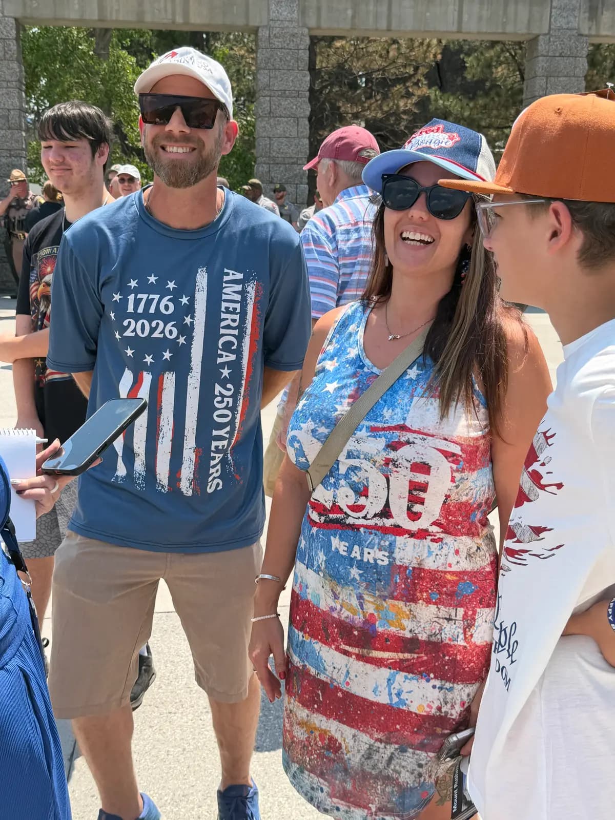 Joel Bradley (izquierda) y Carmen Evans, de San Luis, visitaron el Monte Rushmore, Dakota del Sur, el 2 de julio de 2026. (Janice Hisle/The Epoch Times)