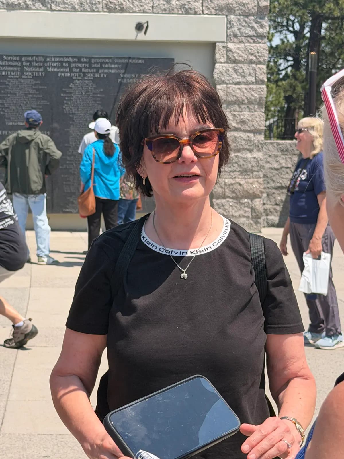 Constance Kuhnert, quien vive en Alemania, visitó el Monte Rushmore, en Dakota del Sur, el 2 de julio de 2026. (Janice Hisle/The Epoch Times)
