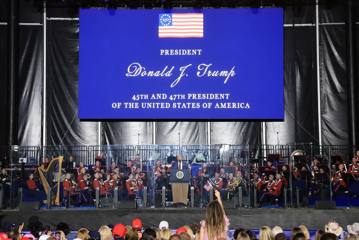 El presidente Donald Trump habla detrás de un vidrio a prueba de balas durante la celebración de inauguración de la «Gran Feria Estatal Estadounidense» en el National Mall de Washington el 24 de junio de 2026. (Jemal Countess/AFP vía Getty Images)