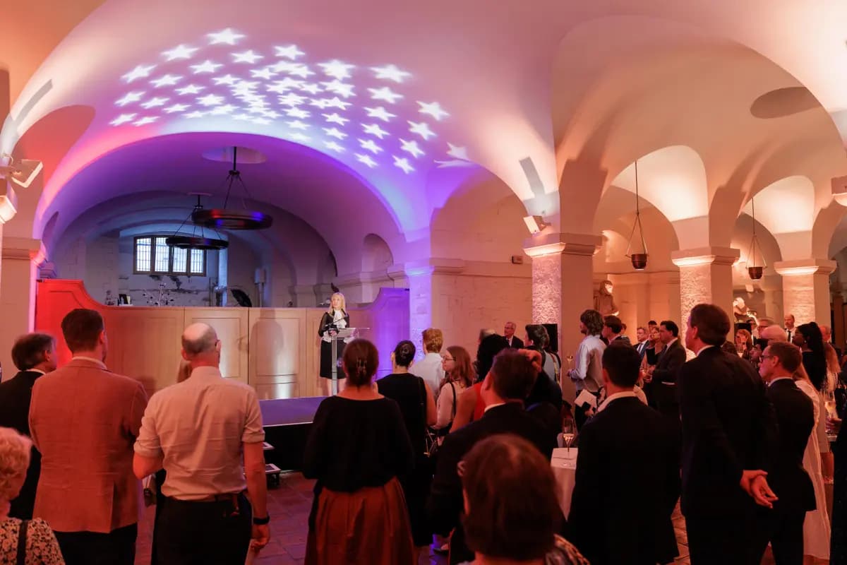 Dame Susan Langley, la alcaldesa de la Ciudad de Londres, se dirige a los asistentes a un servicio especial de vísperas para conmemorar el 250.º aniversario de la independencia estadounidense en la Catedral de San Pablo de Londres el 22 de junio de 2026. (City of London Corporation)