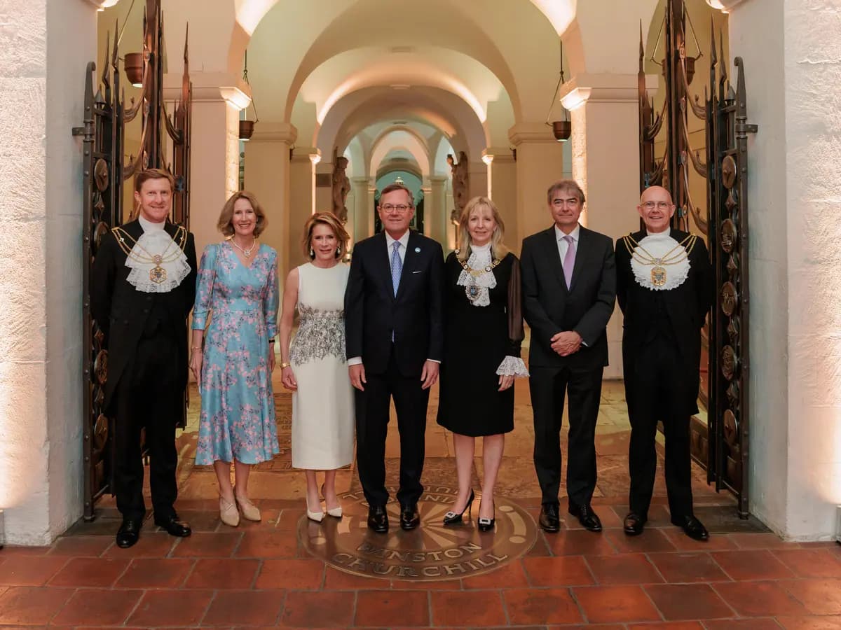 El embajador de Estados Unidos en Gran Bretaña, Warren Stephens (centro-izquierda), y Dame Susan Langley, alcaldesa de la Ciudad de Londres (centro-derecha), en una ceremonia para conmemorar el 250.º aniversario de la independencia estadounidense en la Catedral de San Pablo de Londres, el 23 de junio de 2026. (City of London Corporation)