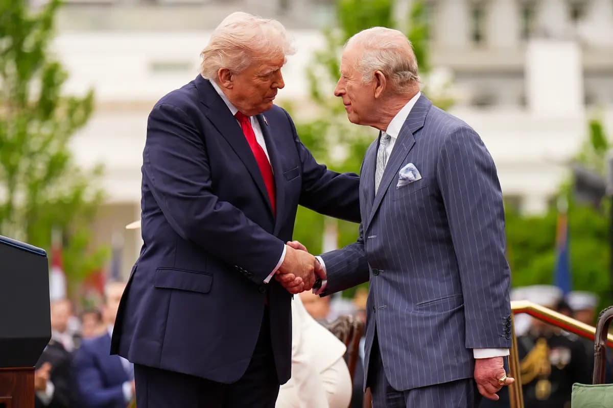 El presidente Donald Trump (izquierda) le da la mano al rey Carlos III después de pronunciar unas palabras durante la ceremonia de bienvenida en el Jardín Sur de la Casa Blanca en Washington el 28 de abril de 2026. (Aaron Chown/Pool/Getty Images)