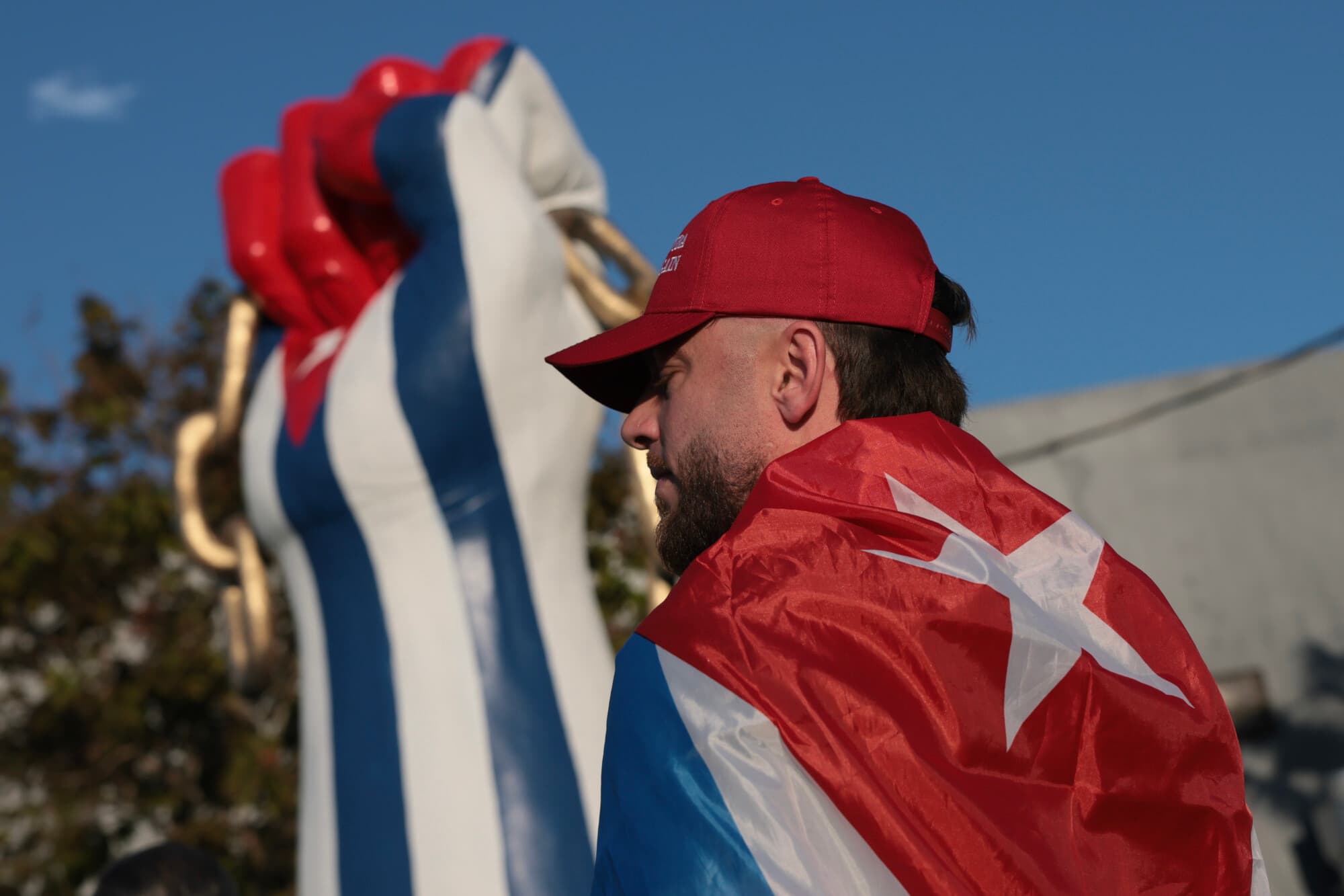 Varias personas asisten a una manifestación a favor de una Cuba libre que reunió a líderes políticos, activistas, artistas y miembros de la comunidad en apoyo a la libertad de Cuba el 24 de marzo de 2026 en Hialeah, Florida. (FJoe Raedle/Getty Images)