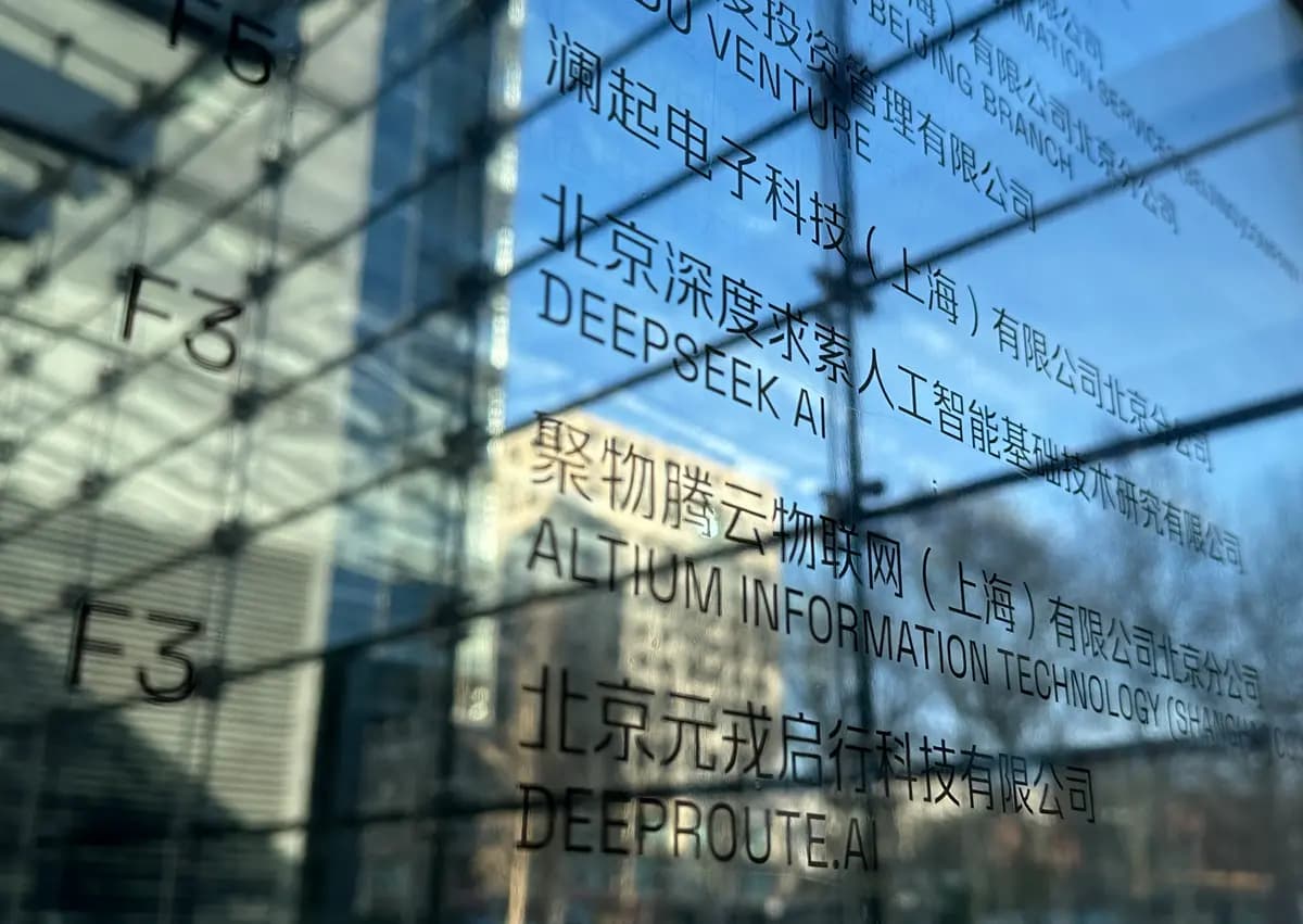 Se observa la señalización en el piso de las oficinas de DeepSeek (C) en Beijing el 28 de enero de 2025. (Peter Catterall/AFP vía Getty Images)