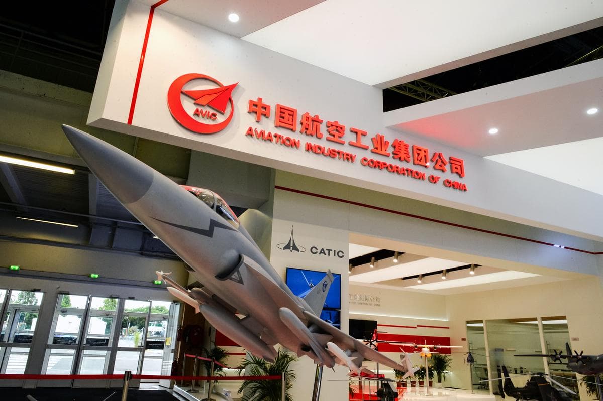 Se ve el logotipo de la Corporación de la Industria Aeronáutica de China (AVIC) durante el Salón Internacional de la Aeronáutica y el Espacio de París en Le Bourget, Francia, el 25 de junio de 2017. (Eric Piermont/AFP vía Getty Images)