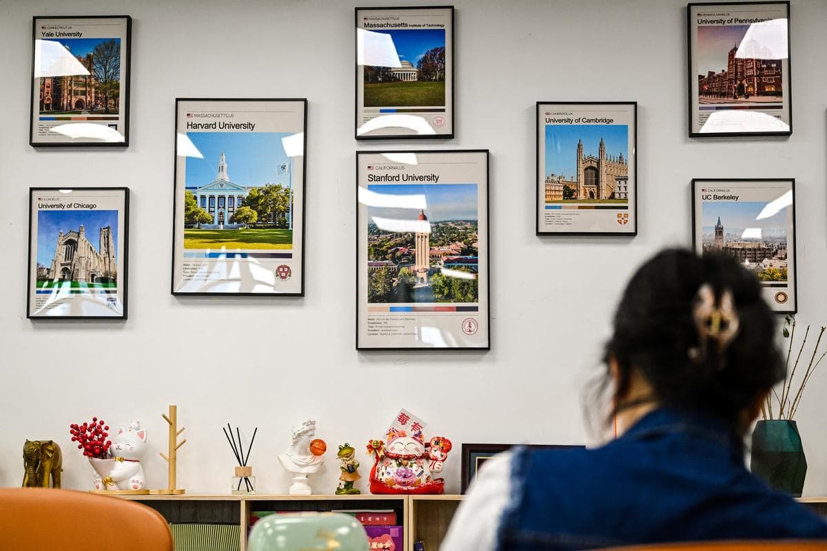 Carteles de universidades estadounidenses, incluida la Universidad de Harvard, se exhiben en una agencia de educación en el extranjero en Beijing el 29 de mayo de 2025. (Jade Gao/AFP vía Getty Images)