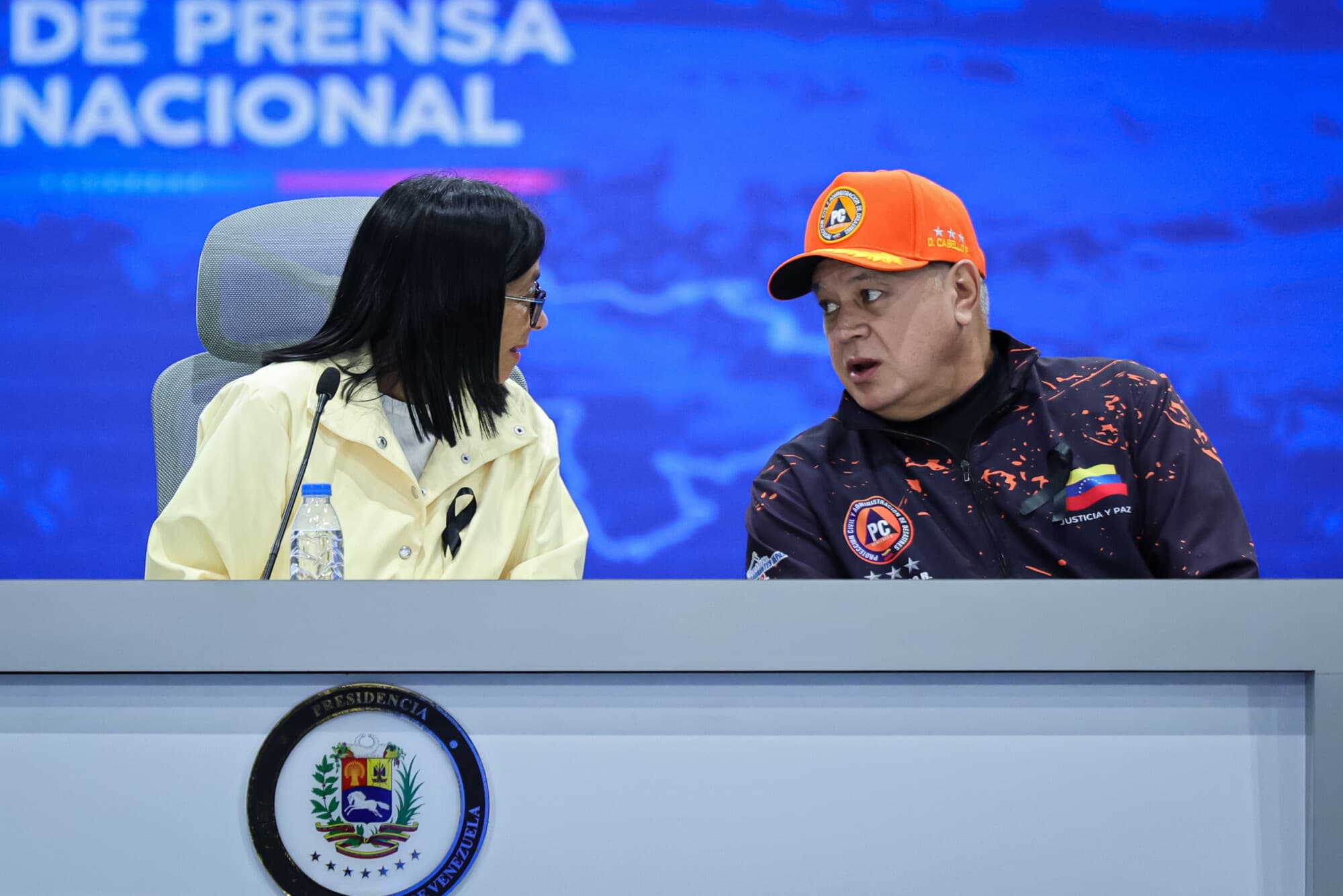 Delcy Rodríguez, presidenta interina de Venezuela, conversa con Diosdado Cabello, ministro del Interior, durante una conferencia de prensa sobre la situación en Venezuela tras el doble terremoto que sacudió al país, en el Palacio de Miraflores el 2 de julio de 2026 en Caracas, Venezuela. (Jesús Vargas/Getty Images)