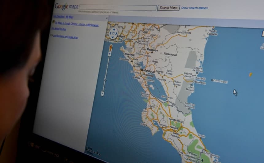 <em>Imagen ilustrativa: Mujer observa los mapas de Google de Nicaragua y Costa Rica (NICHOLAS KAMM/AFP via Getty Images)</em>