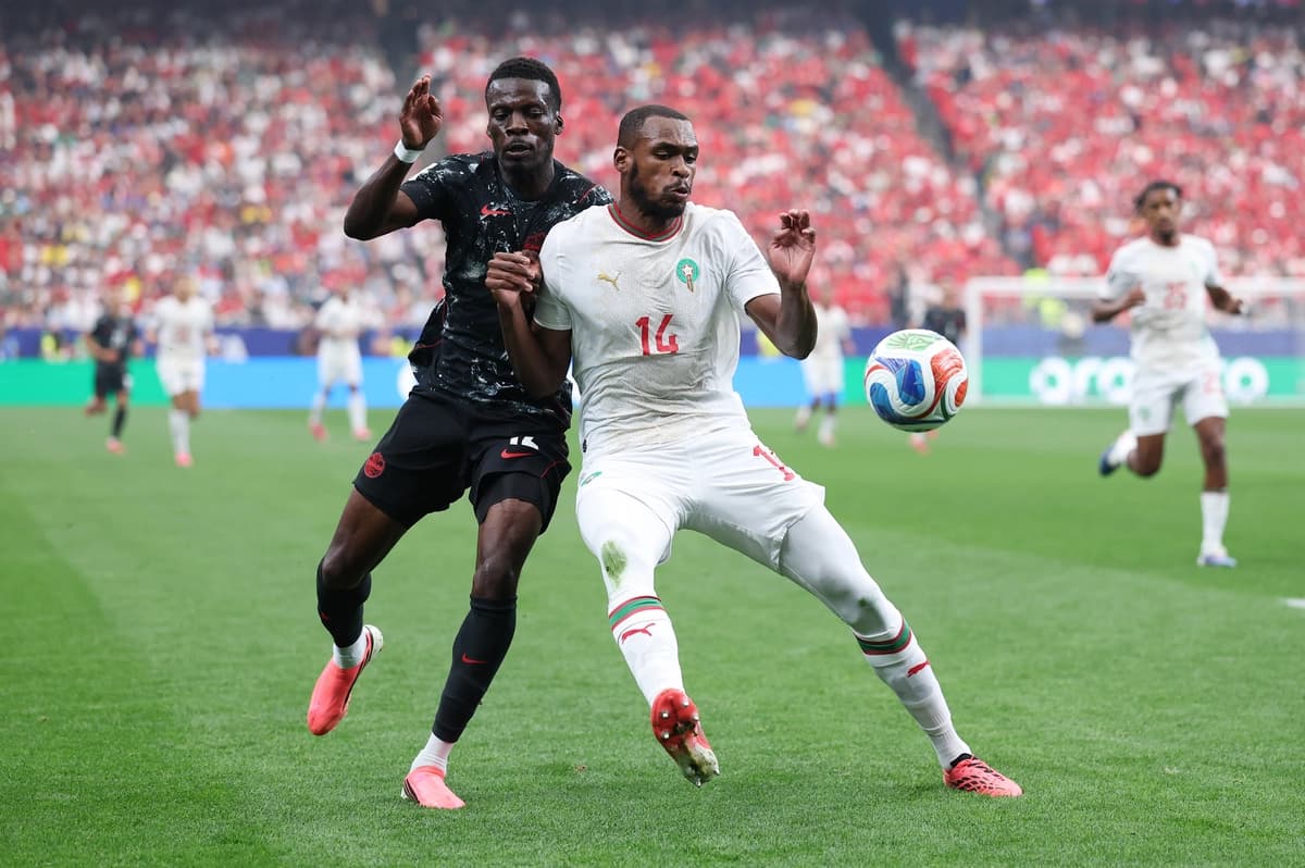 Issa Diop (derecha), de Marruecos, es desafiado por Tani Oluwaseyi, de Canadá, durante el partido de octavos de final de la Copa Mundial de la FIFA 2026 entre Canadá y Marruecos en el Estadio de Houston el 4 de julio de 2026. (Kevin C. Cox/Getty Images)
