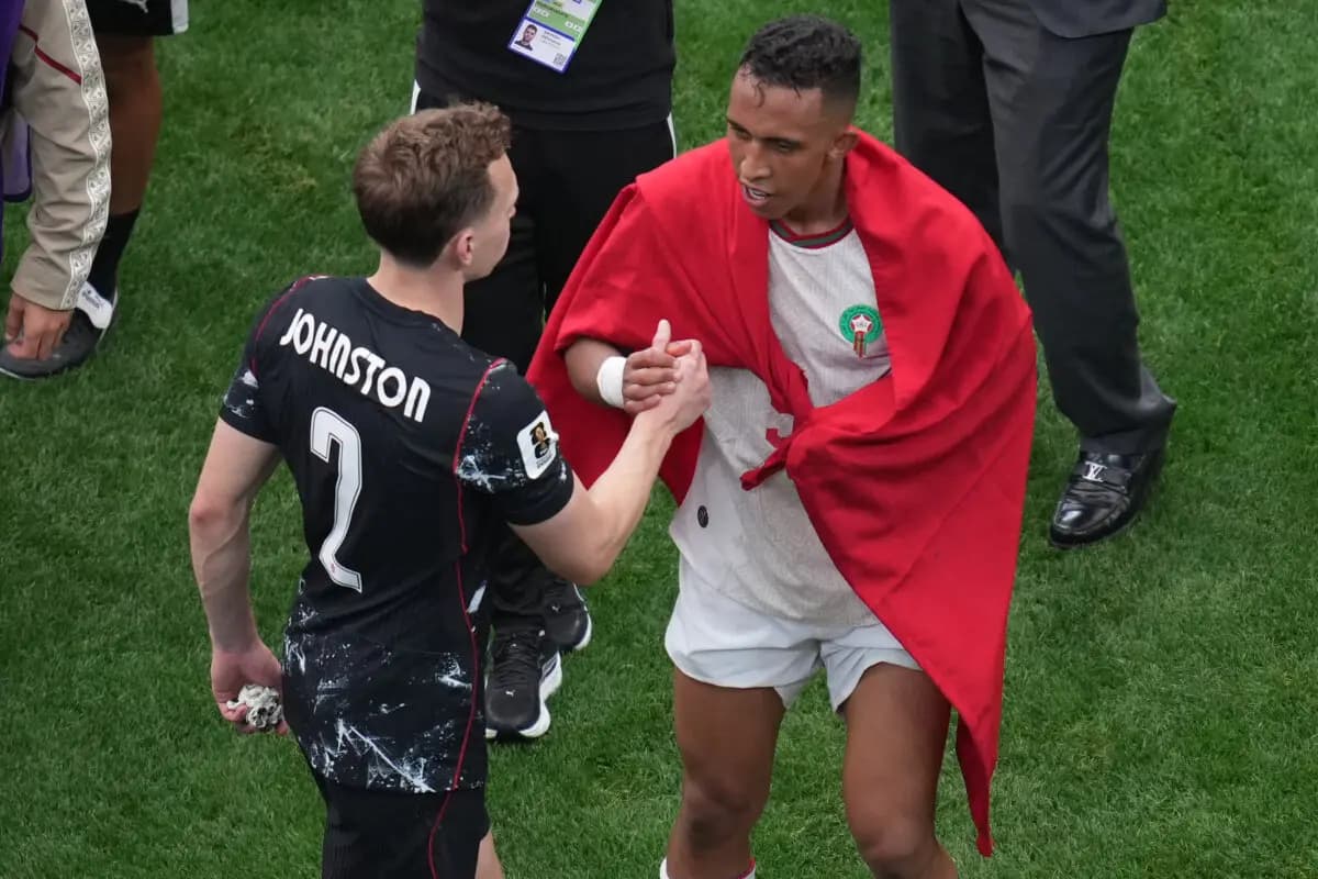 <em>El canadiense Alistair Johnston (izquierda) felicita al marroquí Soufiane Rahimi tras el partido de octavos de final de la Copa Mundial de Fútbol entre Canadá y Marruecos en Houston, el 4 de julio de 2026. (Eric Smith/AP)</em>