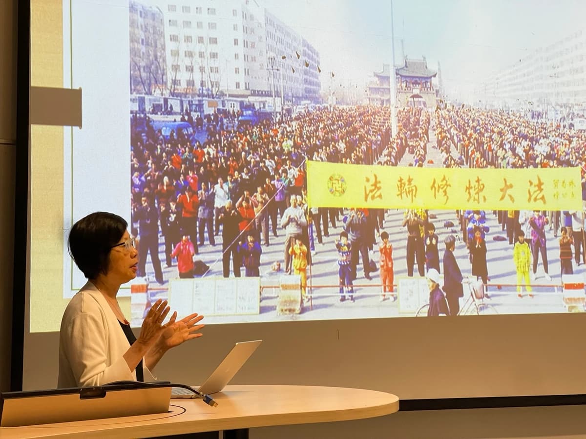 Maria Cheung, directora ejecutiva del Grupo de Derechos Humanos Falun Gong, habla sobre la extracción forzada de órganos a practicantes de Falun Gong en China durante el Congreso Internacional sobre Derecho y Salud Mental celebrado en Montreal el 1 de julio de 2026. (Noé Chartier/The Epoch Times).