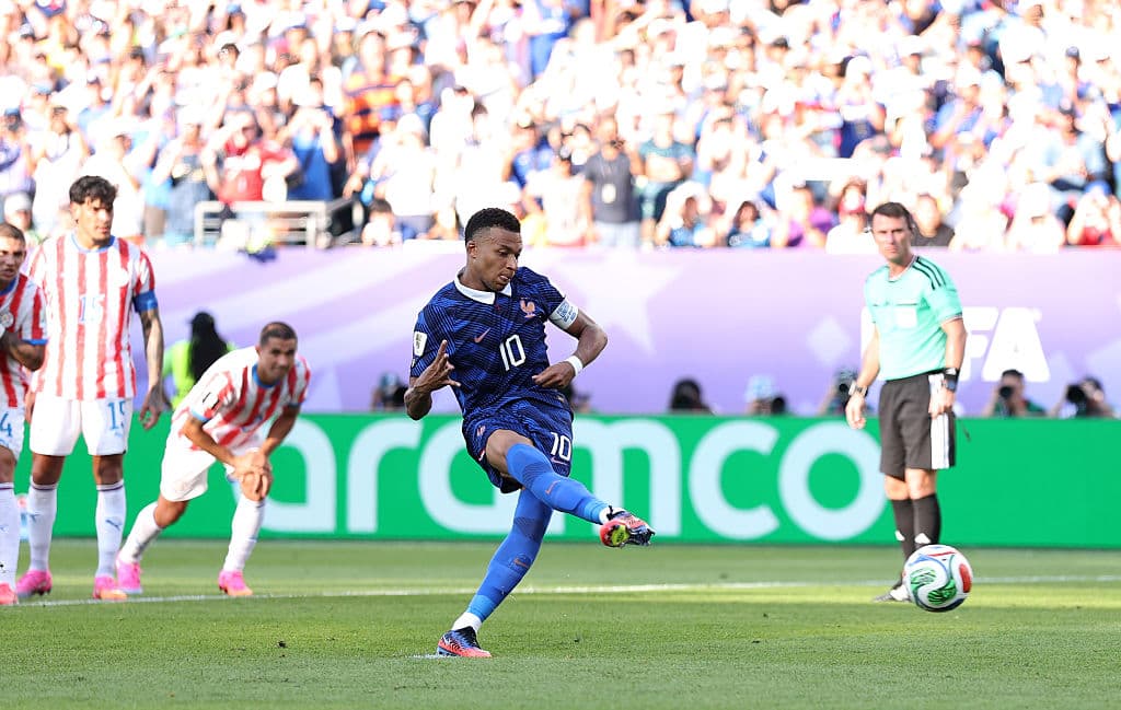 Kylian Mbappé, número 10 de Francia, convierte el penalti para marcar el primer gol de su equipo durante el partido de octavos de final de la Copa Mundial de la FIFA 2026 entre Paraguay y Francia en el Estadio de Filadelfia el 4 de julio de 2026 en Filadelfia, Pensilvania. (Dan Mullan/Getty Images)