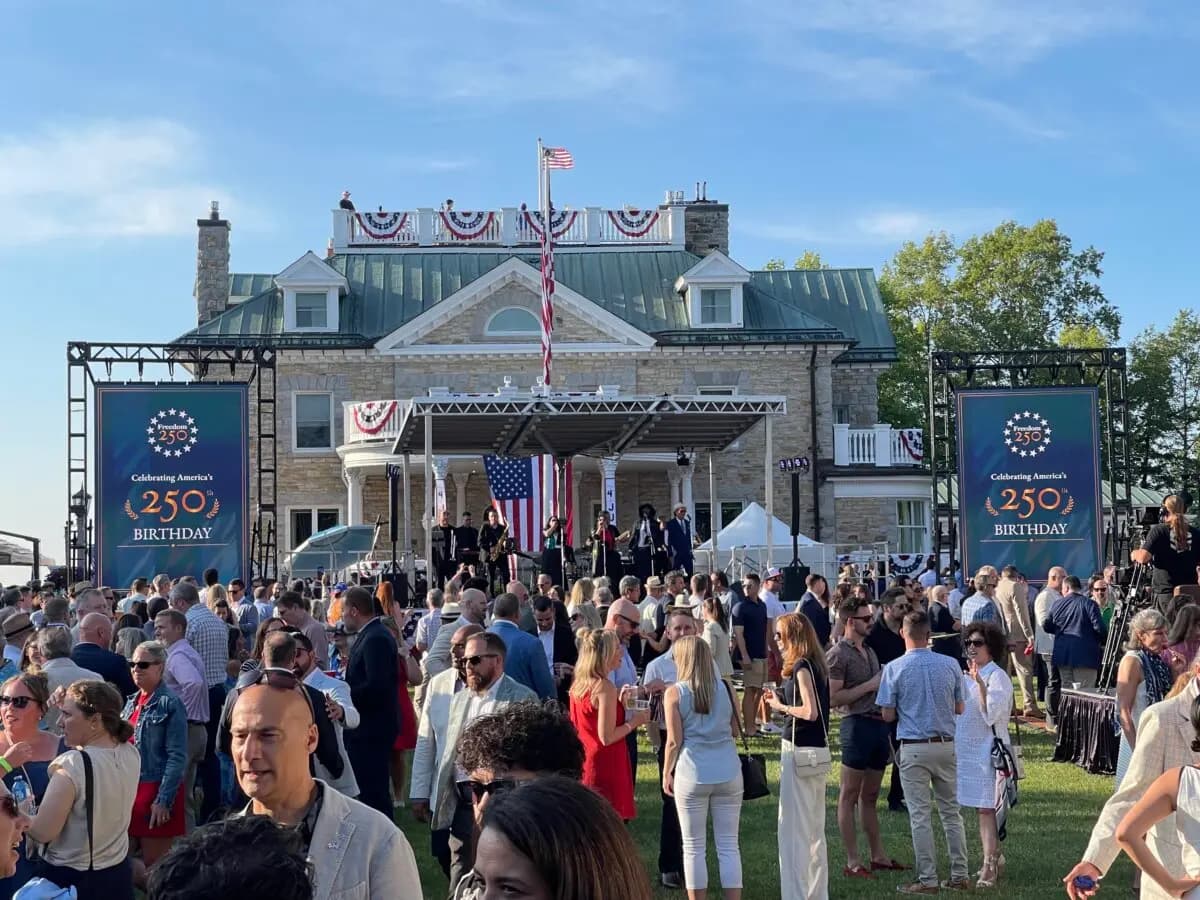 Celebración del 250.º aniversario de Estados Unidos en la residencia del embajador de Estados Unidos en Canadá el 4 de julio de 2026. (Noé Chartier/The Epoch Times)