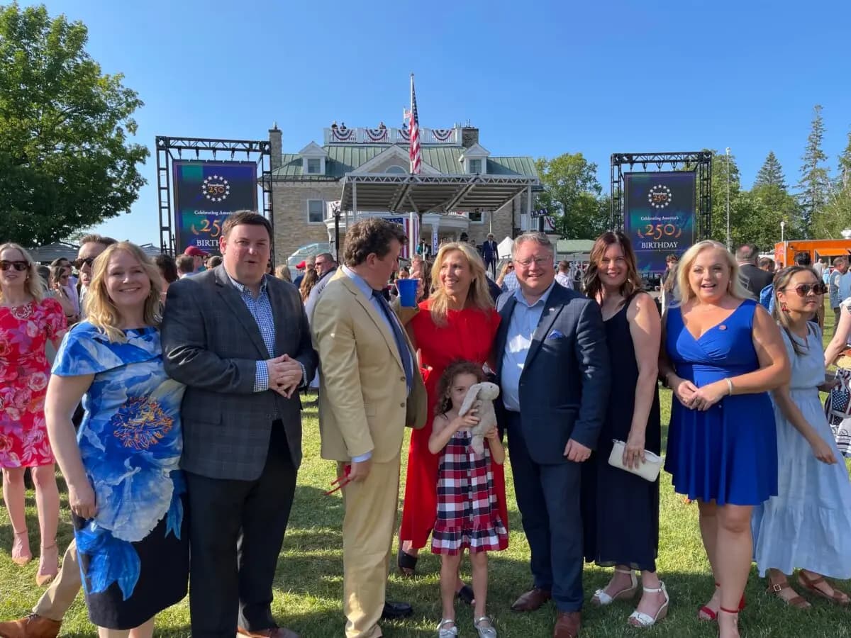 Los diputados conservadores y sus acompañantes (de izquierda a derecha) Andrew Lawton, John Williamson, Shelby Kramp-Neuman, Richard Bragdon y Lianne Rood posan para una foto en la residencia del embajador de EE. UU. el 4 de julio de 2026. (Noé Chartier/The Epoch Times)