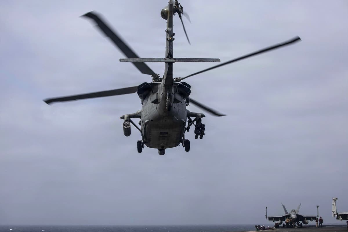 Un MH-60S Sea Hawk, adscrito al Escuadrón de Combate Marítimo en Helicóptero (HSC) 5, despega del portaaviones clase Nimitz USS George H.W. Bush (CVN 77) mientras navega por el Mar Arábigo, el 16 de junio de 2026. (Foto de la Armada de EE. UU.)