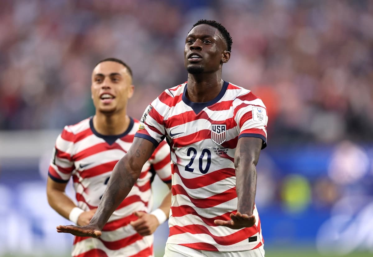 Folarin Balogun (20), de Estados Unidos, celebra al anotar el tercer gol de su equipo durante el partido del Grupo D de la Copa Mundial de la FIFA 2026 entre EE. UU. y Paraguay en el Estadio de Los Ángeles, en Los Ángeles, el 12 de junio de 2026. (Richard Heathcote/Getty Images)