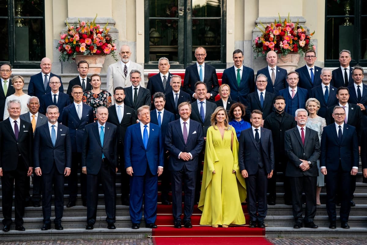Los líderes de los países miembros de la OTAN, entre ellos el presidente de Turquía, Recep Tayyip Erdogan (tercero por la izquierda), el presidente de Estados Unidos, Donald Trump (cuarto por la izquierda), el presidente de Francia, Emmanuel Macron (tercero por la derecha), y el secretario general de la OTAN, Mark Rutte (centro, atrás), posan con el rey Guillermo Alejandro (centro, izquierda) y la reina Máxima (centro, derecha) de los Países Bajos para una fotografía durante una cena social en el Palacio Real de Huis ten Bosch, en el marco de la cumbre de Jefes de Estado y de Gobierno de la OTAN celebrada en La Haya, el 24 de junio de 2025. (Haiyun Jiang/Pool/AFP vía Getty Images)