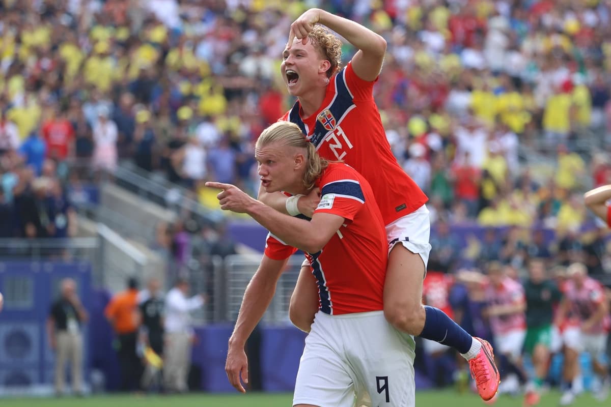 El noruego Erling Haaland (9) celebra con Andreas Schjelderup (21) tras anotar su segundo gol durante el partido de octavos de final del Mundial de fútbol entre Brasil y Noruega, disputado en East Rutherford, Nueva Jersey, el 5 de julio de 2026. (Pamela Smith/AP Photo)
