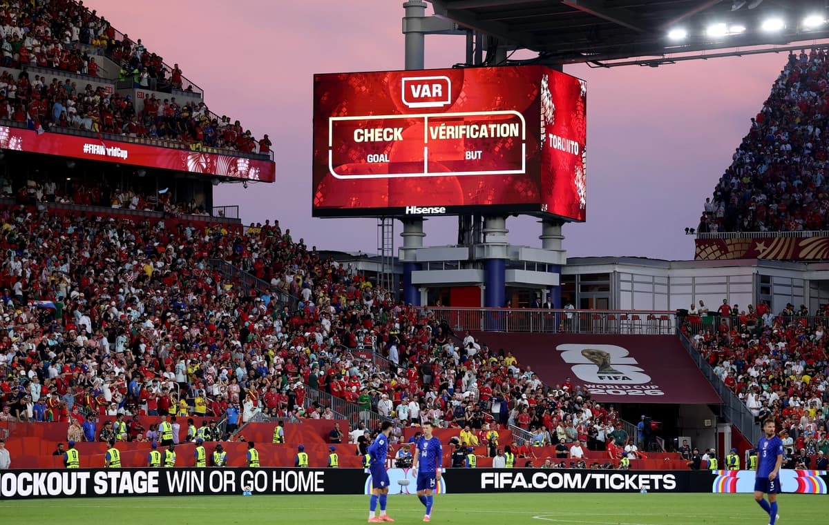 Vista general mientras la pantalla muestra una revisión del VAR sobre un intento de gol de Croacia durante el partido de la ronda de 32 del Mundial de la FIFA 2026 entre Portugal y Croacia en el Estadio de Toronto, en Toronto, Canadá, el 2 de julio de 2026. (Dan Mullan/Getty Images)