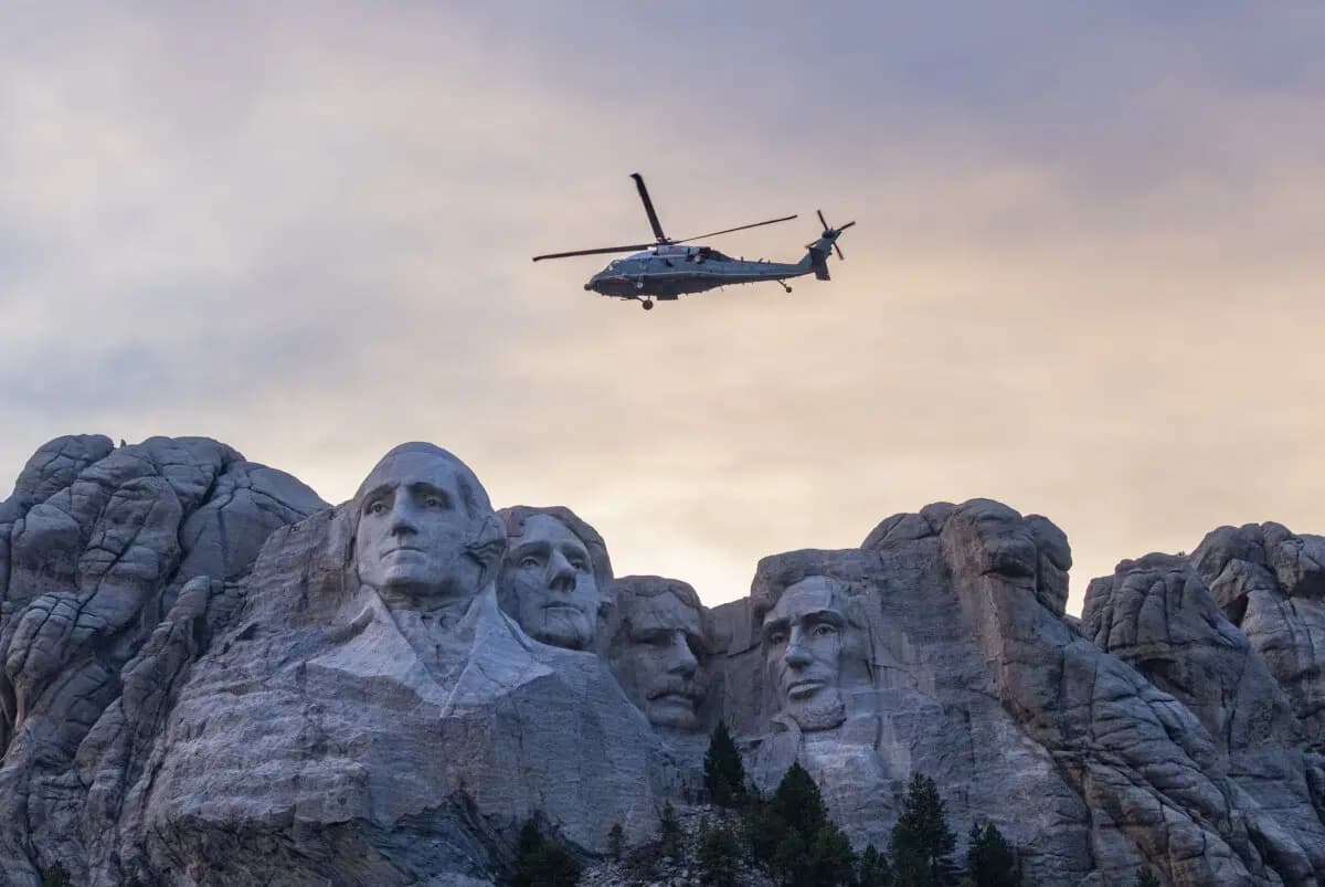 El helicóptero Marine One sobrevuela el Monumento Nacional del Monte Rushmore en Keystone, Dakota del Sur, el 3 de julio de 2026. (John Fredricks/The Epoch Times).