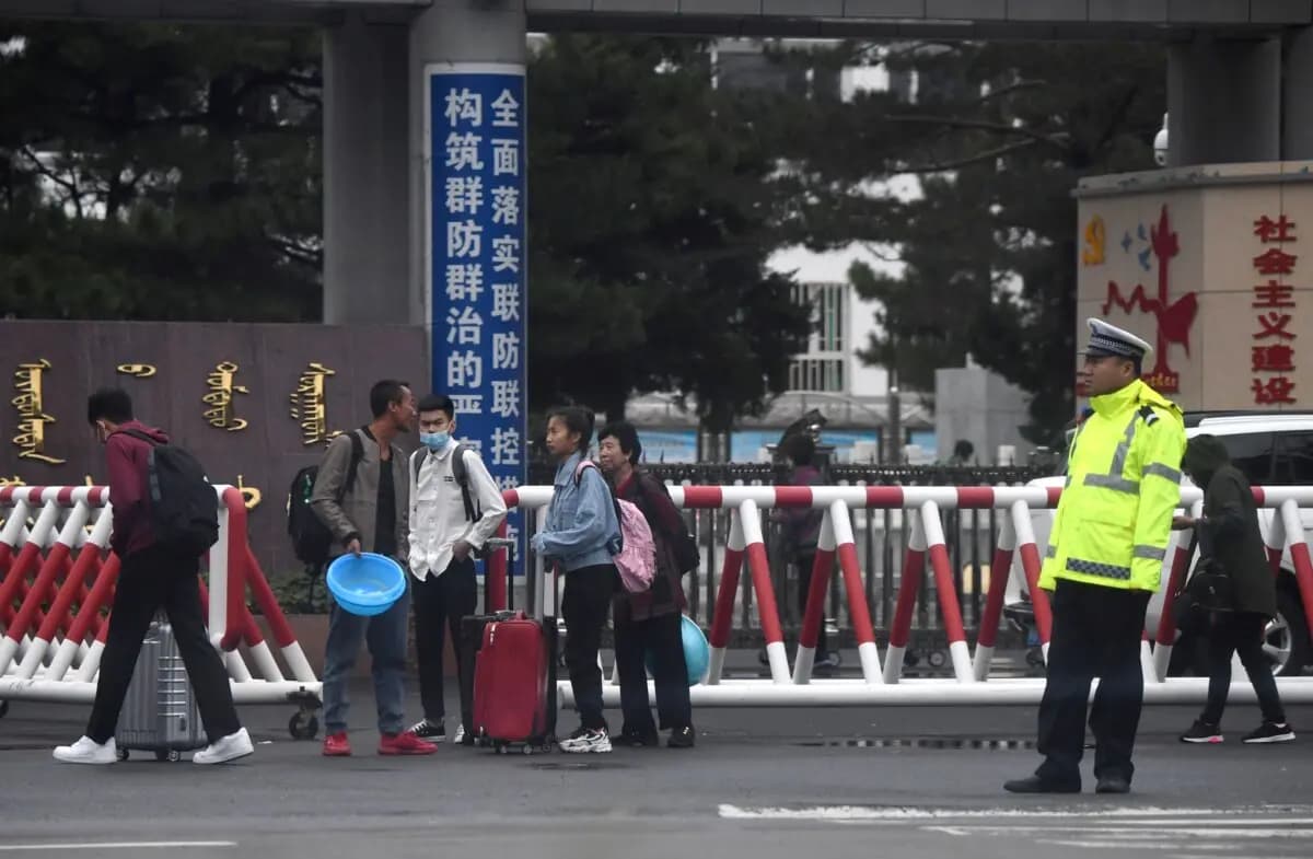 Padres esperan afuera de una escuela en Tongliao, en la región de Mongolia Interior, al norte de China, el 10 de septiembre de 2020. (Noel Celis/AFP vía Getty Images).